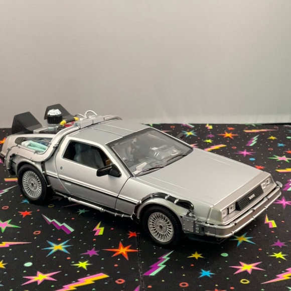 Pre-owned Welly Back to the Future II Delorean Time Machine **slightly damaged** - Picture 11 of 13